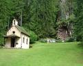 Il piccolo santuario della Madonna dei boscaioli a Molina di Fiemme